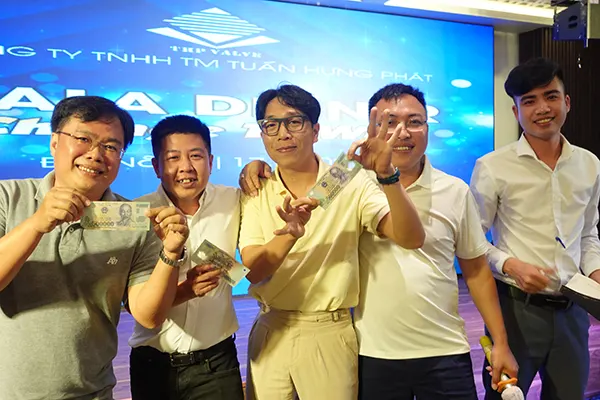 Bốc thăm trúng thưởng trong đêm Gala Tuanhungphat Valve